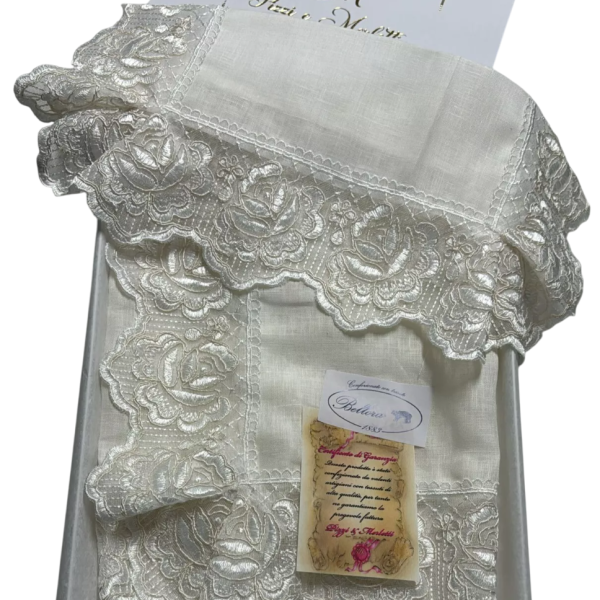 Tris Centri Pizzi e Merletti 100% Puro Lino Con Rifinitura In Tulle Scatolato Tris Centri Pizzi e Merletti 100% Puro Lino Con Rifinitura In Tulle Scatolato