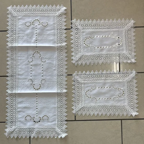 Tris Centri Centrini Classico KP4282 Con Bordi Ricamati Eleganti Made In Italy Tris Centri Centrini Classico KP4282 Con Bordi Ricamati Eleganti Made In Italy