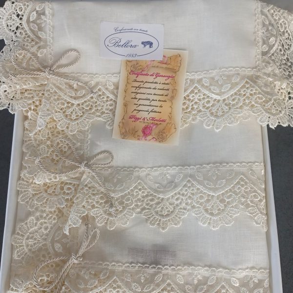 Tris Centri Pizzi e Merletti 100% Puro Lino Con Rifinitura Con Tulle Scatolato Tris Centri Pizzi e Merletti 100% Puro Lino Con Rifinitura Con Tulle Scatolato