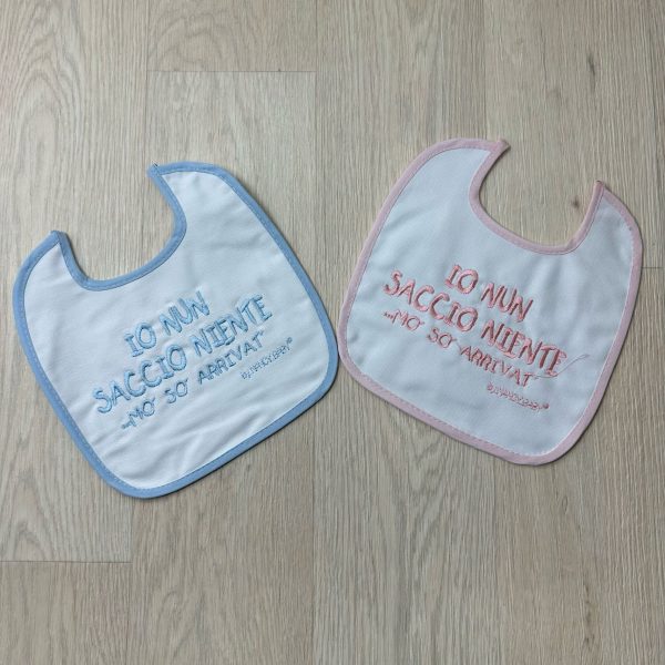 Bavetta Neonato Stampata Bavaglino Con Scritta Simpatica Chiusura Con Lacci Bavetta Neonato Stampata Bavaglino Con Scritta Simpatica Chiusura Con Lacci