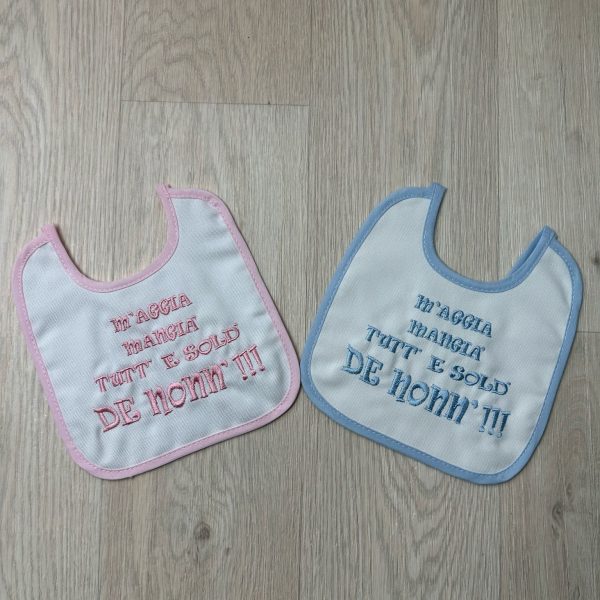 Bavetta Neonato Stampata Bavaglino Con Scritta Simpatica Chiusura Con Lacci
