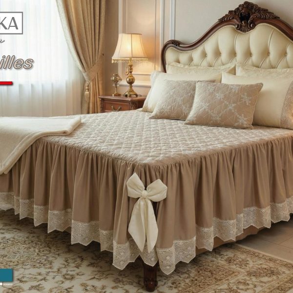 Trapuntino Matrimoniale Versailles con 2 Cuscini Coordinati Ricamato con Rouche, Pizzo e Fiocchi Trapuntino Matrimoniale Versailles con 2 Cuscini Coordinati Ricamato con Rouche, Pizzo e Fiocchi